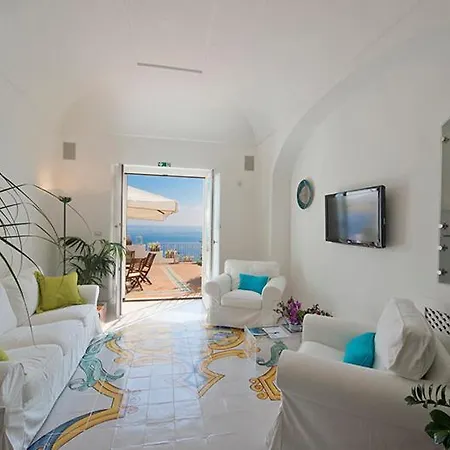 Sleeps 6 Pool Air Con